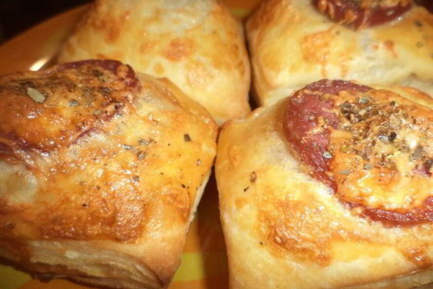 Рецепт слоек с сыровяленой колбаской и сыром