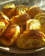 Слойки с творожной начинкой и изюмом