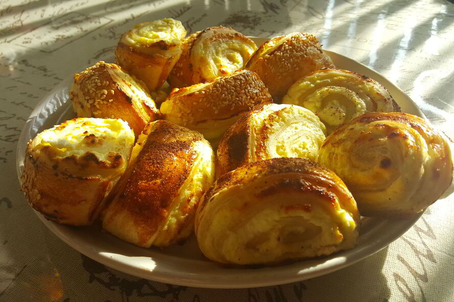 Рецепт слоек с творожной начинкой и изюмом