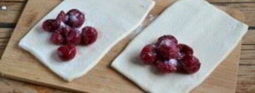 слойки с вишней из слоеного теста. Шаг 4