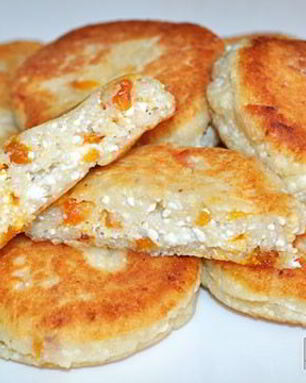 Сырники с курагой и орехами