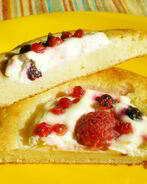 Сырники с творожной начинкой и ягодами