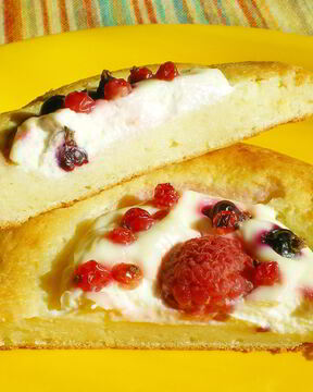 Сырники с творожной начинкой и ягодами