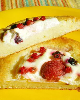 Сырники с творожной начинкой и ягодами