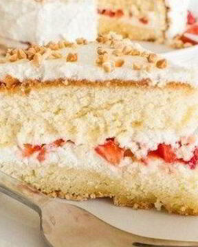 Апельсиновый торт с клубникой и сливками