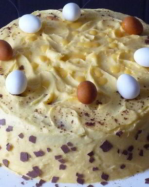 Пасхальный кремообразный шоколадный торт с яичным ликером