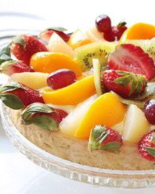 Песочный торт с манго и клубникой