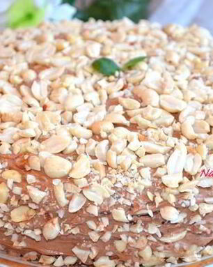 Шоколадный торт с орехами