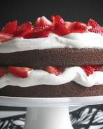 Торт с клубникой и сливками по-домашнему