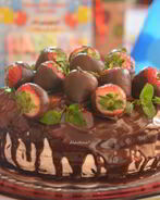 Торт шоколадный с клубникой в шоколаде