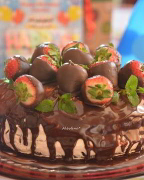 Торт шоколадный с клубникой в шоколаде