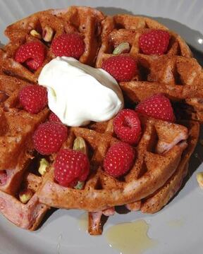 Малиновые вафли с фисташками и медом