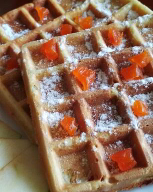 Мягкие вафли с яблоком и курагой