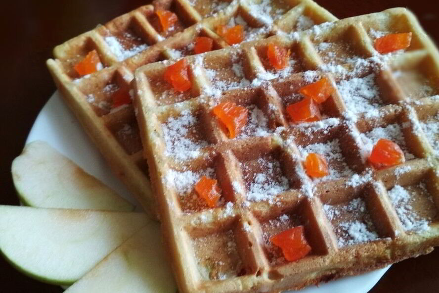 Рецепт мягких вафель с яблоком и курагой