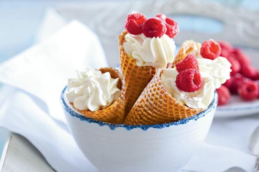 Рецепт сладких вафель-рожка с творогом и ягодами