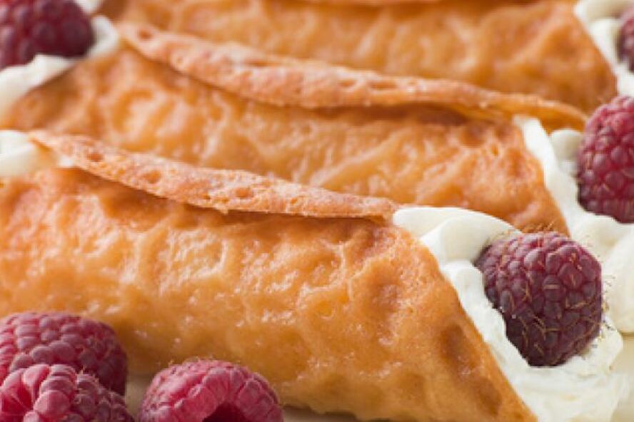 Рецепт вафельных трубочек со взбитыми сливками и малиной