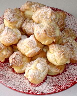 Пирожные эклеры с заварным кремом