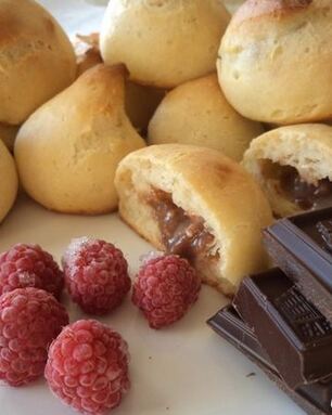 Профитроли с шоколадно-ореховым кремом