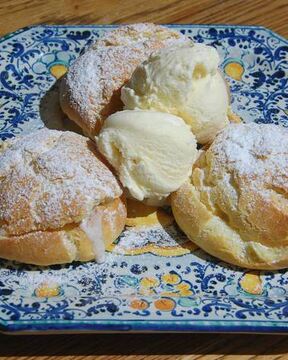 Профитроли с ванильным кремом и мороженым