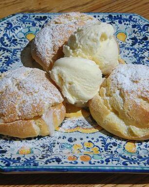 Профитроли с ванильным кремом и мороженым