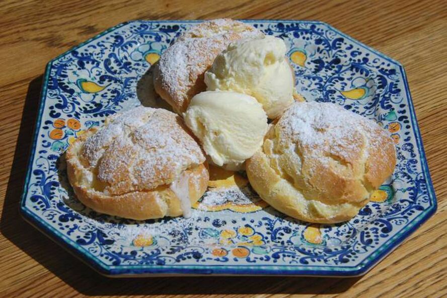 Рецепт профитролей с ванильным кремом и мороженым