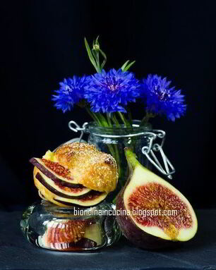 Профитроли с заварным кокосовым кремом и инжиром