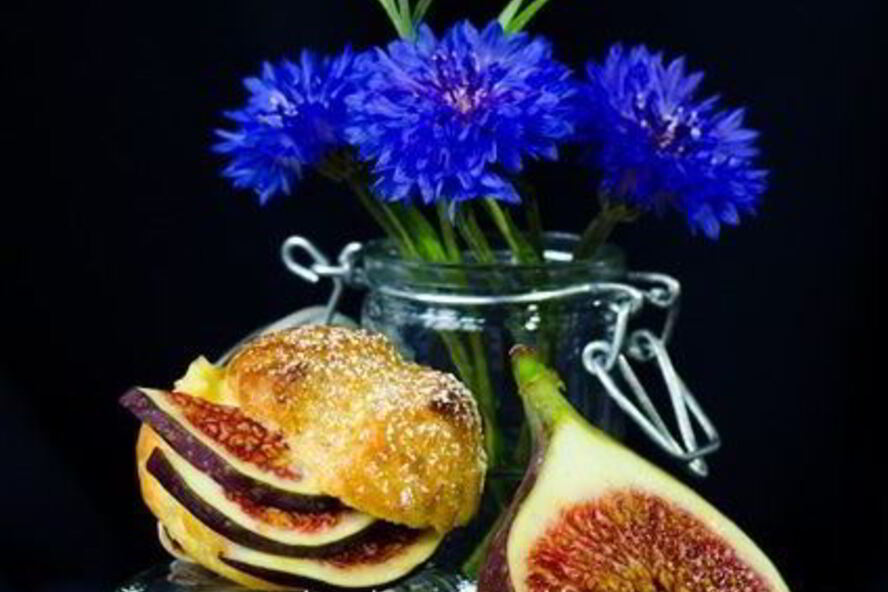 Рецепт профитролей с заварным кокосовым кремом и инжиром