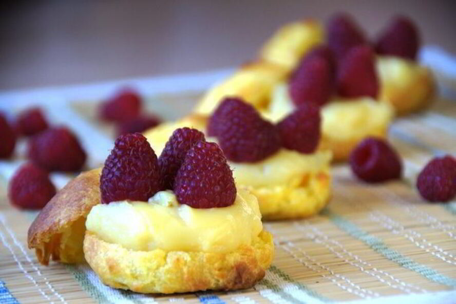 Рецепт профитролей с заварным кремом и малиной