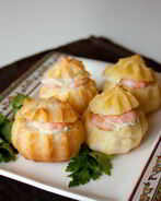 Закусочные профитроли со сливочным кремом и креветками