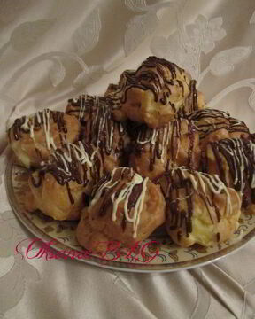 Заварное пирожное с заварным кремом на белом шоколаде