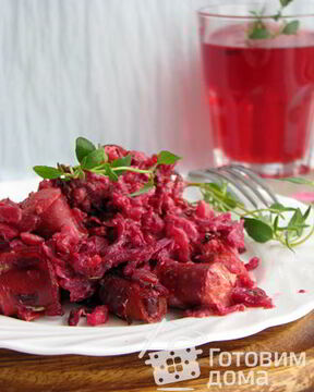 Перлово-свекольная запеканка с колбасками гриль