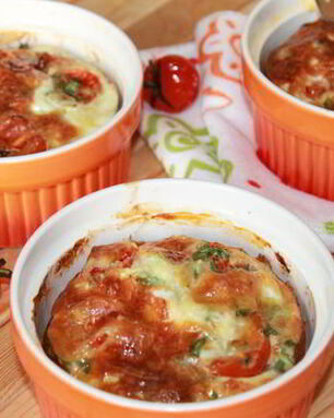 Рисовая запеканка с тунцом и помидорами черри