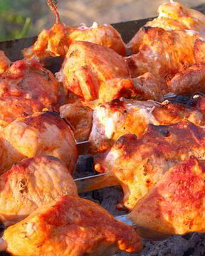 Шашлык из курицы с кориандром, аджикой и гвоздикой