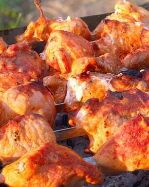 Шашлык из курицы с кориандром, аджикой и гвоздикой