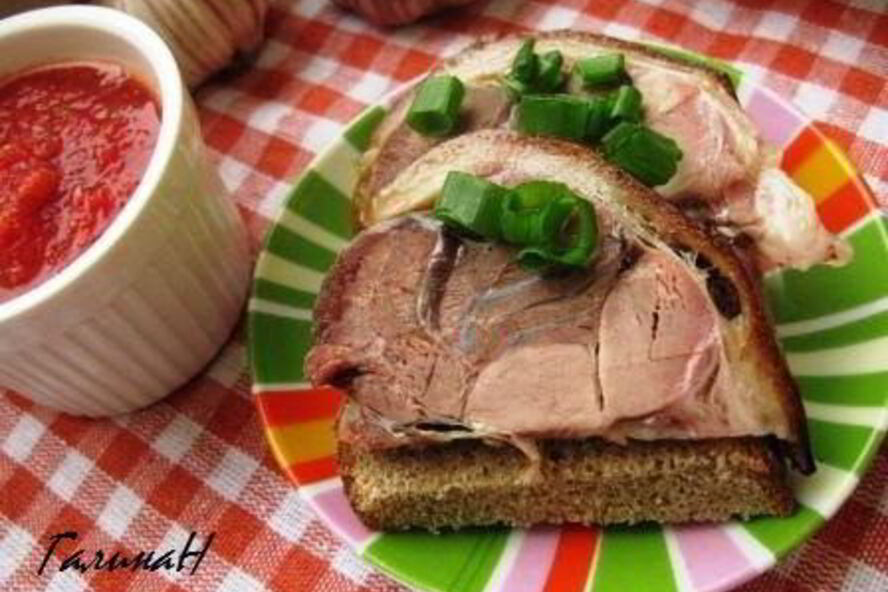 Рецепт свиной рульки с домашней аджикой
