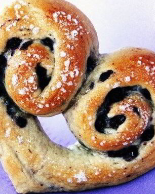 Булочки в форме сердечек с корицей и джемом