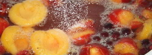 компот из алычи, абрикос и летних ягод. Шаг 5