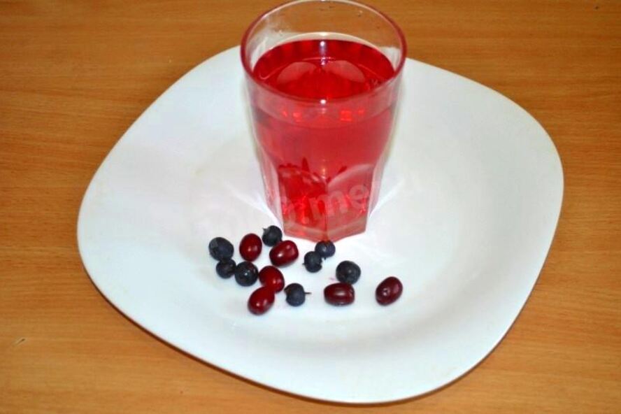 Рецепт компота из кизила и черной смородины