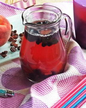 Компот из ревеня, черноплодки и изюма