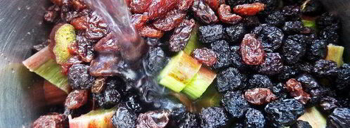 компот из ревеня, черноплодки и изюма. Шаг 8