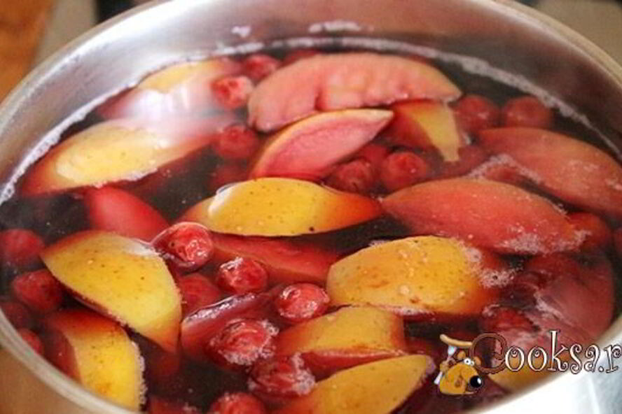 Рецепт компота из вишни и яблок на зиму