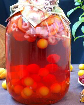 Компот с абрикосами, малиной и алычой на зиму