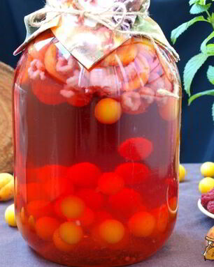 Компот с абрикосами, малиной и алычой на зиму