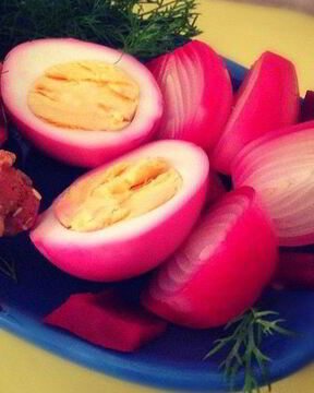 Маринованный лук и яйца в свекольном рассоле