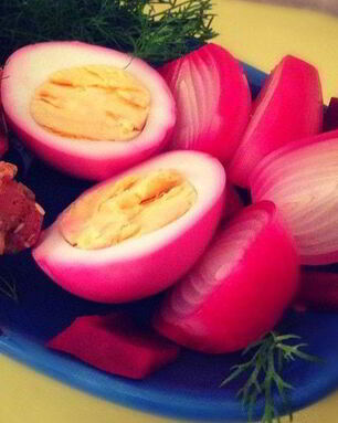 Маринованный лук и яйца в свекольном рассоле