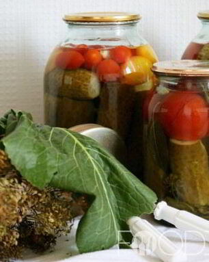 Маринованные огурцы с помидорами
