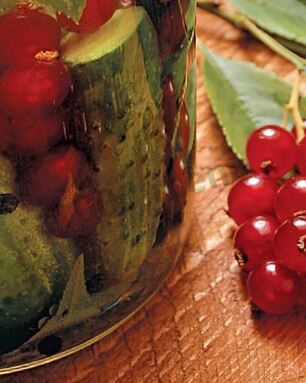 Огурцы со смородиной без стерилизации