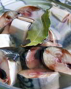 Быстрая скумбрия пряного посола по-домашнему