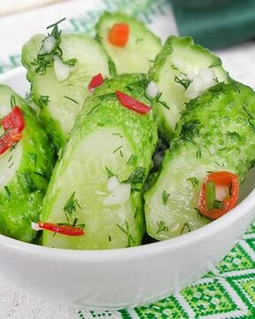 Малосольные огурцы с перцем чили в пакете