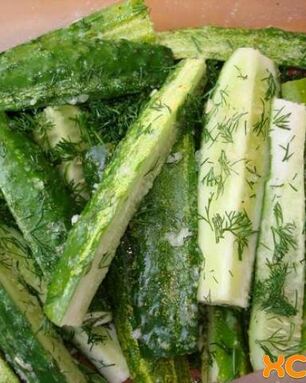 Малосольные огурцы засоленные в пакете